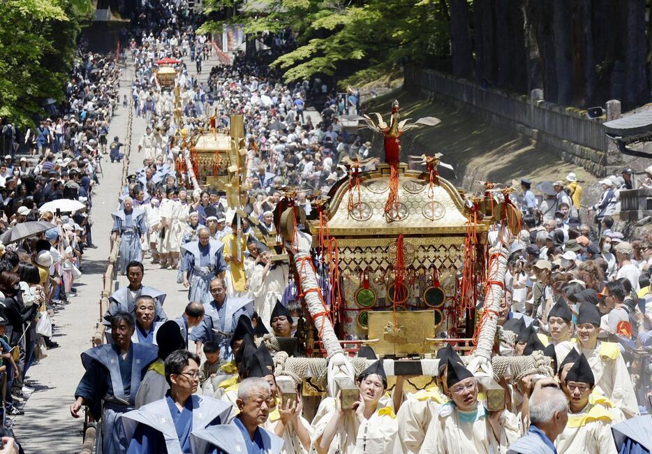 日光東照宮の「百物揃千人武者行列」で、徳川家康のみこしを担ぐ人たち＝18日午前、栃木県日光市