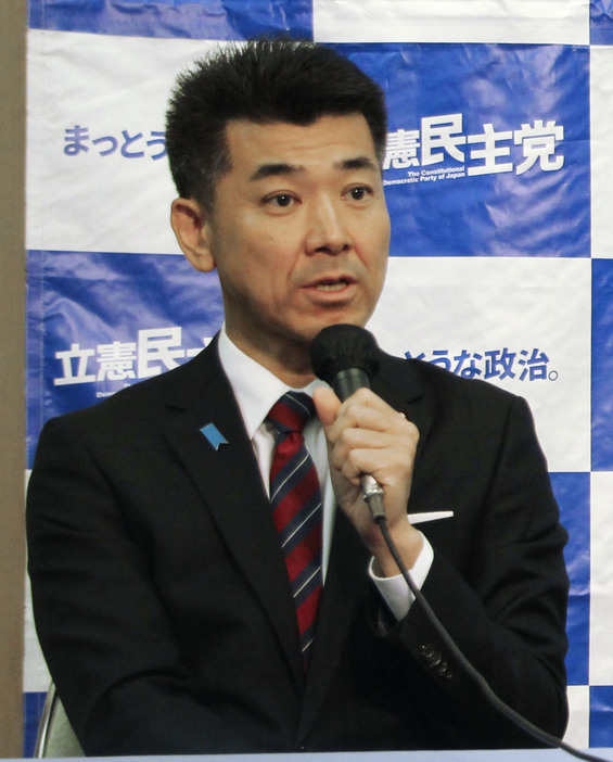 徳島市で記者会見する立憲民主党の泉代表＝8日午前