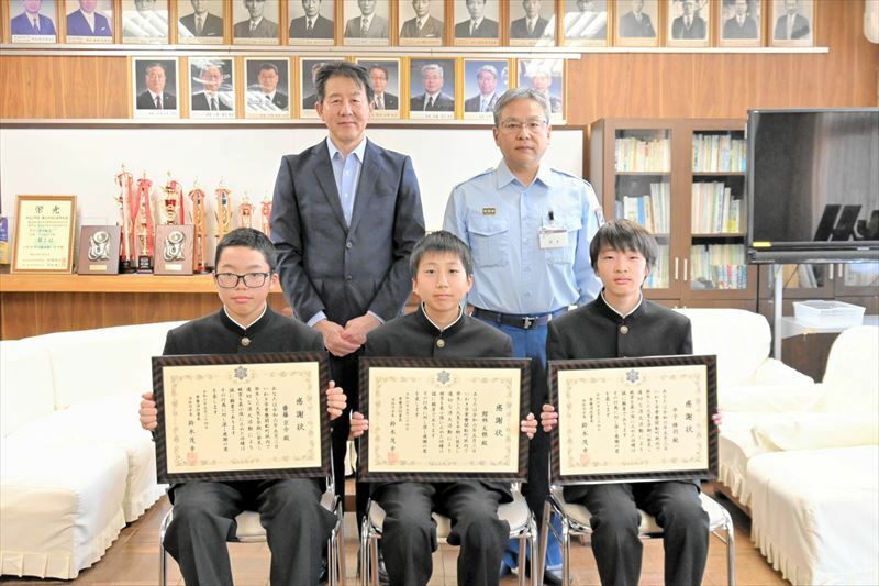 感謝状を受けた（前列左から）斎藤さん、館林さん、平子さん。後列は中田校長（左）と鈴木署長
