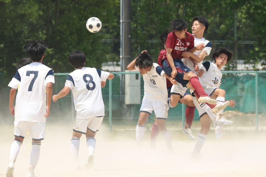 松江北高-出雲商高・出雲農林高は延長後半終了間際、CKから松江北FW山本有真（エンジ）がヘッドで決めて先制。直後に試合終了となり、劇的な結末となった（写真◎石倉利英）