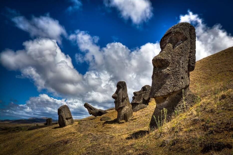 数世紀前に作られたイースター島のモアイ像は、ラパヌイの人々が岩から彫りだしたヒト形の石像だ。近年、山火事がこの世界遺産の島を襲い、多くのモアイ像が修復不可能な被害を受けた。（PHOTOGRAPH BY ONFOKUS, GETTY IMAGES）