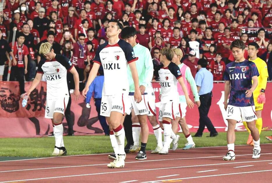 町田-鹿島　試合終了後、ルヴァンカップ敗退に肩を落としながらピッチを後にする鹿島イレブン=町田GIONスタジアム