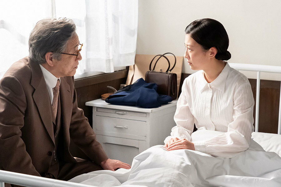 病室で恩師の穂高（小林薫）と話す寅子（伊藤沙莉）(C)NHK