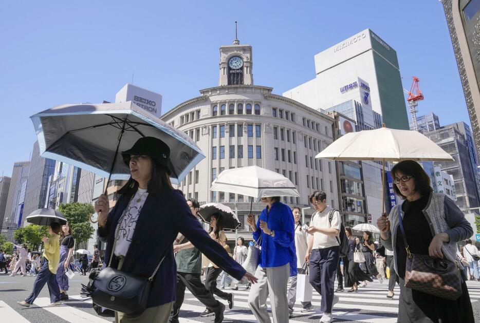 東京・銀座で日傘を差して行き交う人たち＝4日午後