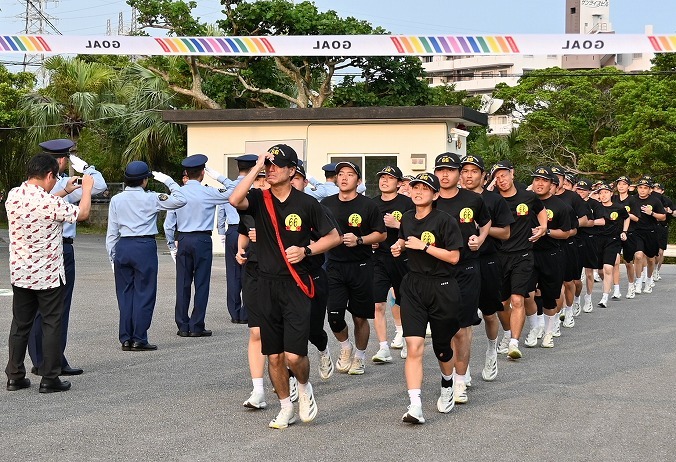 ゴール地点の沖縄県警察学校に到着した学校生ら