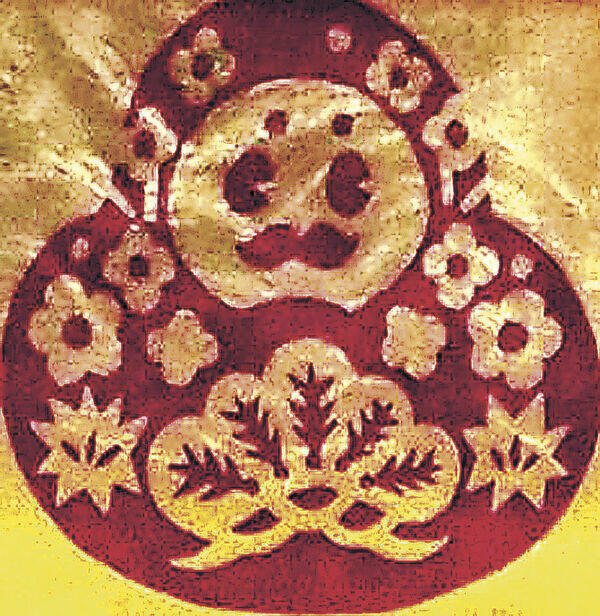 金ナノ粒子を用い、石川県観光PRマスコットキャラクター「ひゃくまんさん」を赤で表現した金箔（石川県工業試験場提供）