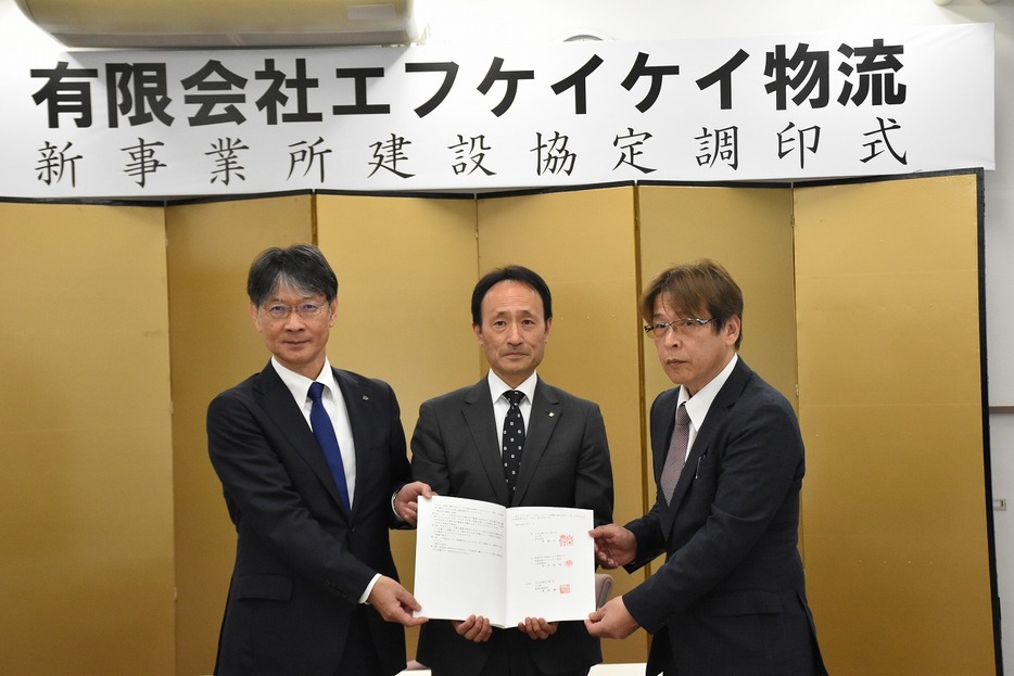 協定に調印した伊藤市長（左）と木村社長（右、市役所で）