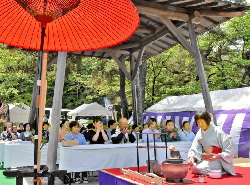 山城跡で茶を楽しむ参加者