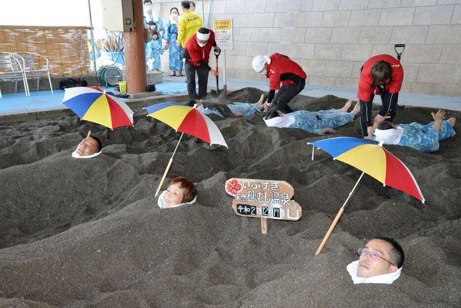 砂むし温泉を楽しむ観光客＝２０２０年１２月、指宿市の「砂むし会館砂楽」