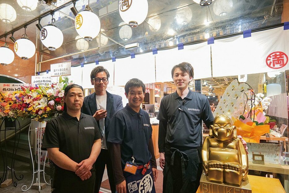 左から阿武マネジャー、大國代表、三島恭輔店長、岡昂佑専務取締