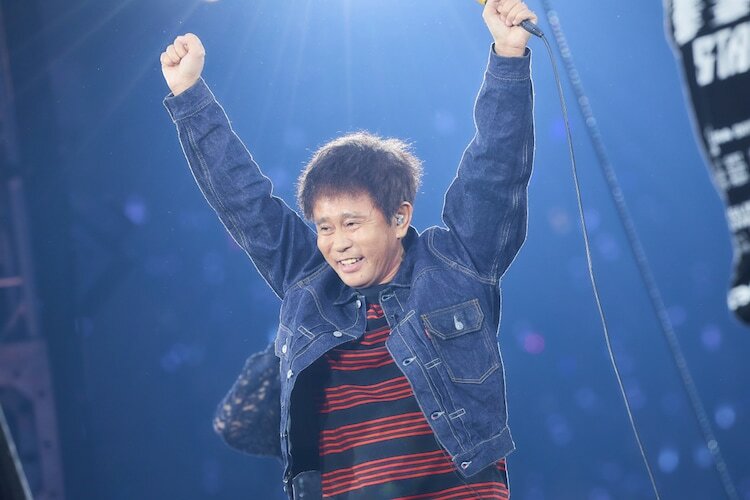 「出張！ハマダ歌謡祭」でSixTONESの東京ドーム公演にサプライズ登場した浜田雅功。