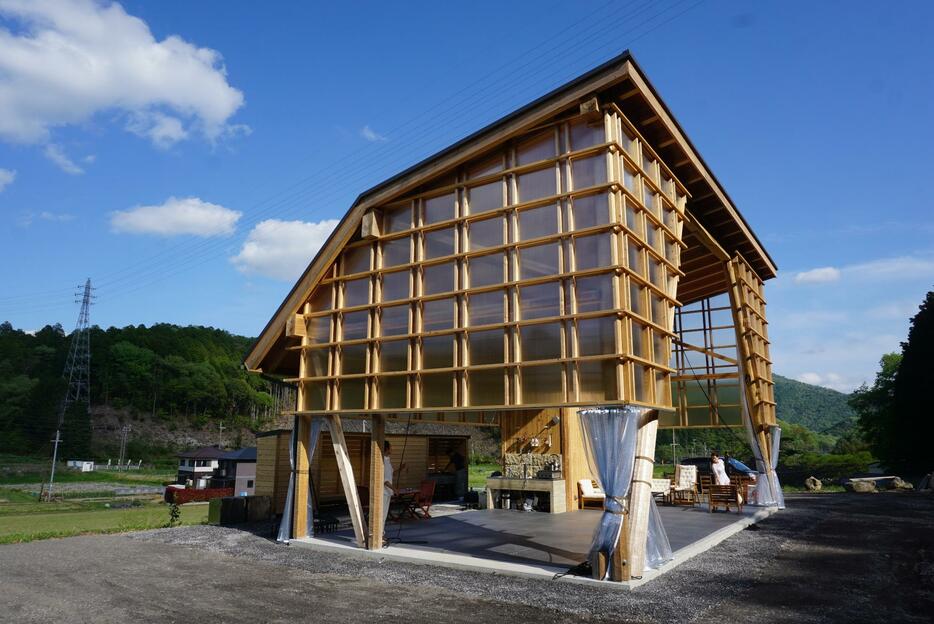 空中パフォーマンスができるよう天井を高くした木造建造物が目立つ「森ノアカデミー」