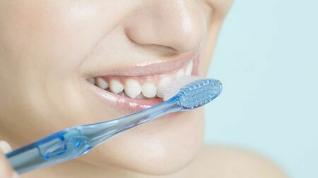 多くの人の歯磨きは、「磨き時間」「歯ブラシの持ち方」「磨き方」が間違っています。健康と、笑顔のある人生をつくる完璧な歯磨きの方法をご紹介します（写真：ペイレスイメージズ1（モデル）／PIXTA）この記事の画像を見る(◯枚)