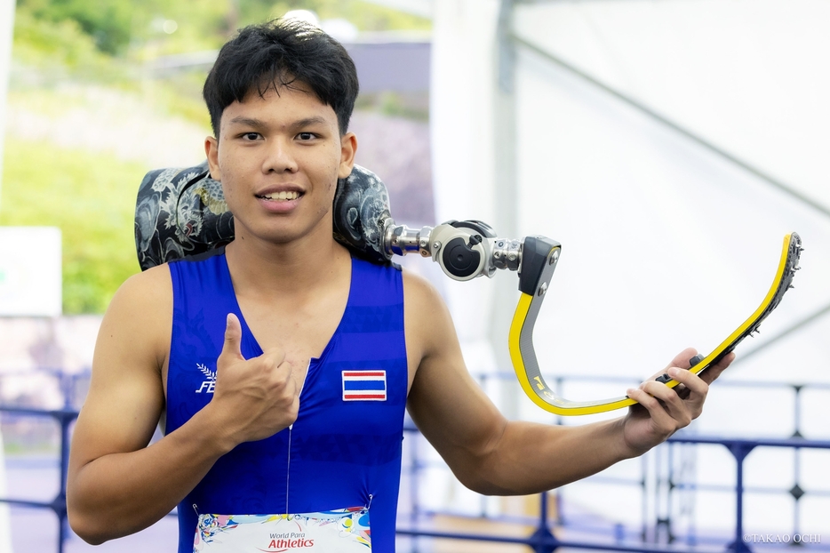 競技用義足が普及していない国々へ義足製作を支援するサイボーグ社。タイのファラティプ・カムタ選手は、25日に行われた男子100m決勝（T63）に出場し12秒77のタイムで7位に入った（撮影：越智貴雄）
