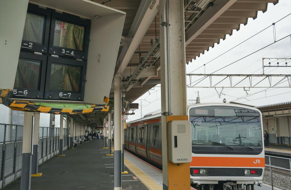 JR武蔵野線の吉川駅のホーム。左上は監視モニター＝4月