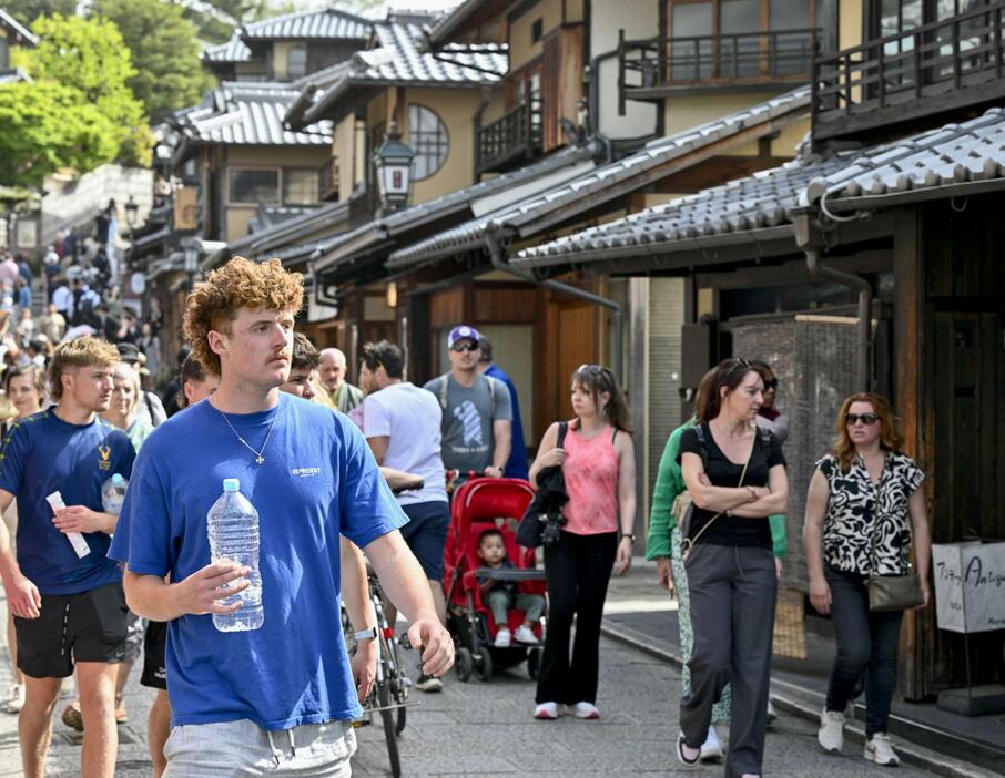 京都・清水寺周辺を散策する外国人観光客ら＝4月