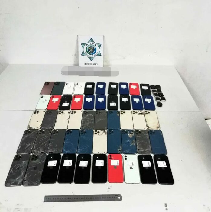 5月10日に発見された大量の中古スマートフォンを着衣の下に隠して密輸出を図った事案（写真：澳門海關）