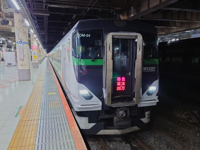 上野駅で発車を待つ特急「草津・四万」