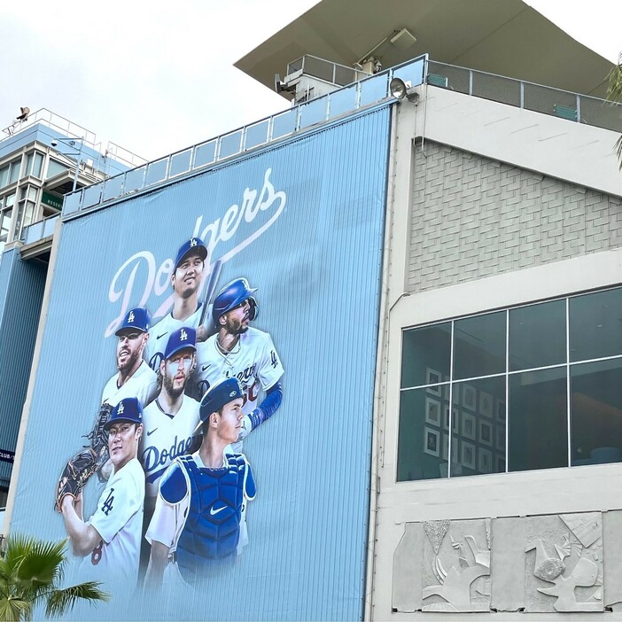 ドジャースタジアムの外壁画には大谷翔平、山本由伸両選手が堂々登場