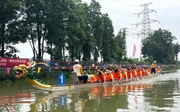 在広州日本国総領事館などが主催するドラゴンボート大会が開催され、日中双方の関係者約450人が参加した＝25日、広東省仏山市