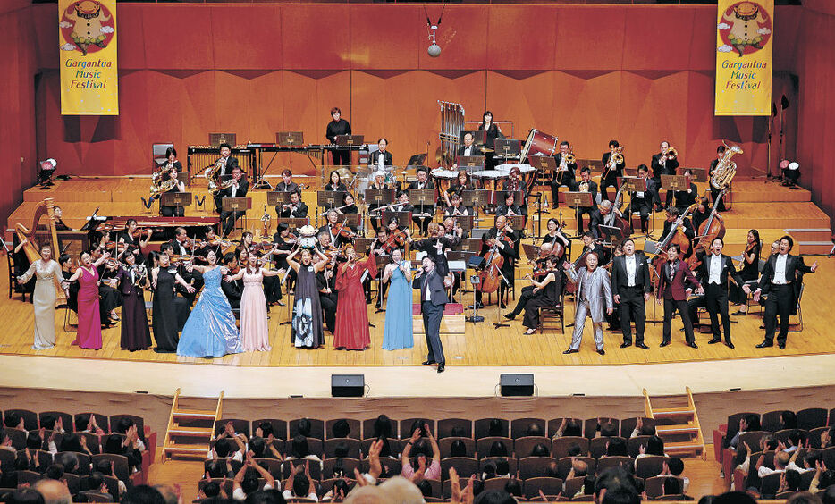 音楽祭を華々しく締めくくった「紅白歌合戦」の出演者＝金沢市の石川県立音楽堂