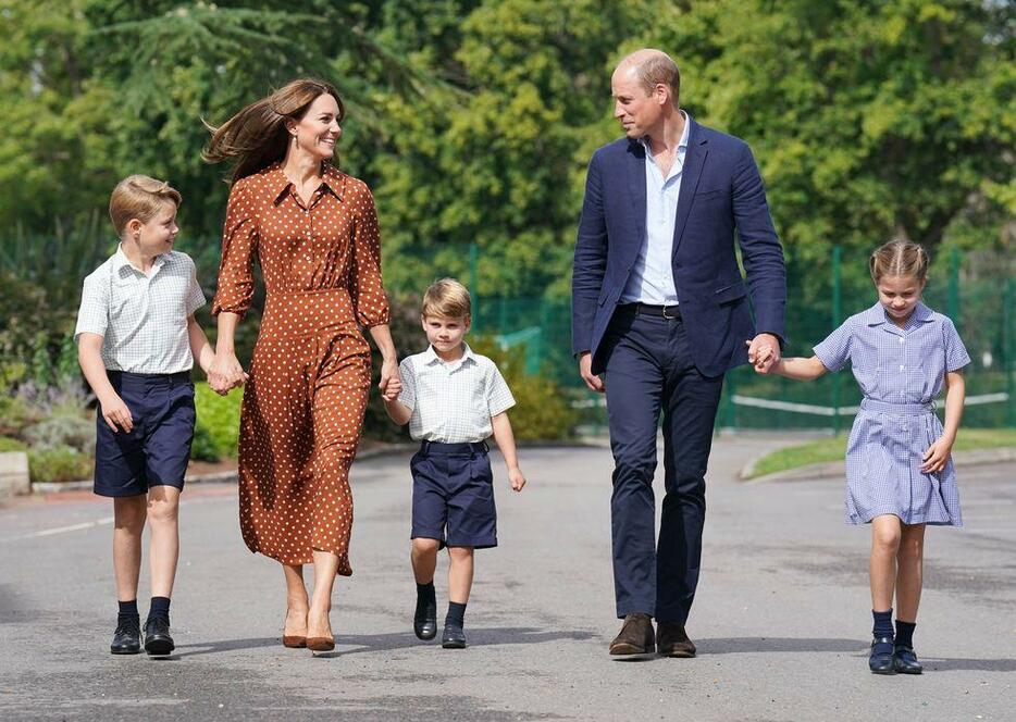 3人の子どもたちと一緒に、ロンドン郊外のランブルック・スクールを訪れたウィリアム皇太子とキャサリン皇太子妃。2022年9月撮影