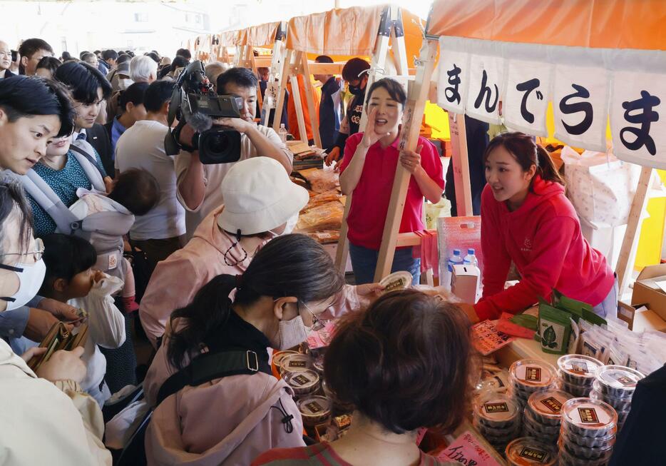 金沢市金石地区で出張開催され、大勢の客らでにぎわう輪島朝市＝4日午前