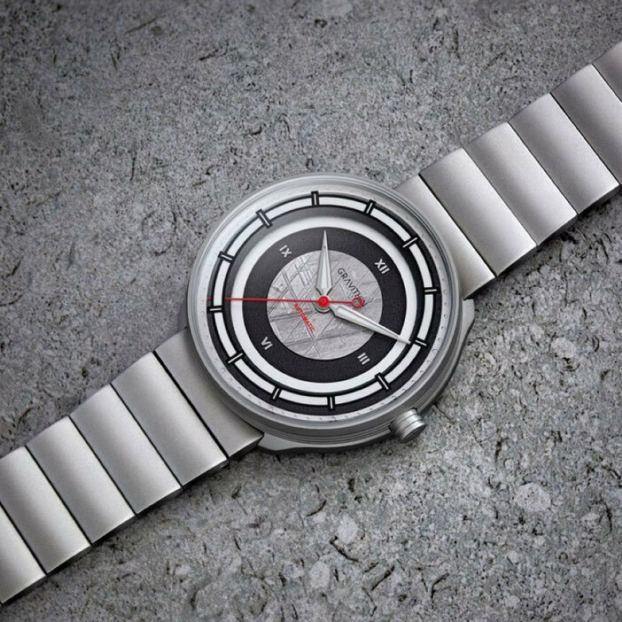 情熱と創造力が交差するイタリアで誕生した時計ブランド“グラビシン”は、人類初の天体観測ガジェット“ガリレオ式望遠鏡”をモチーフにした腕時計“Focuscope（フォーカスコープ）”を発表した。