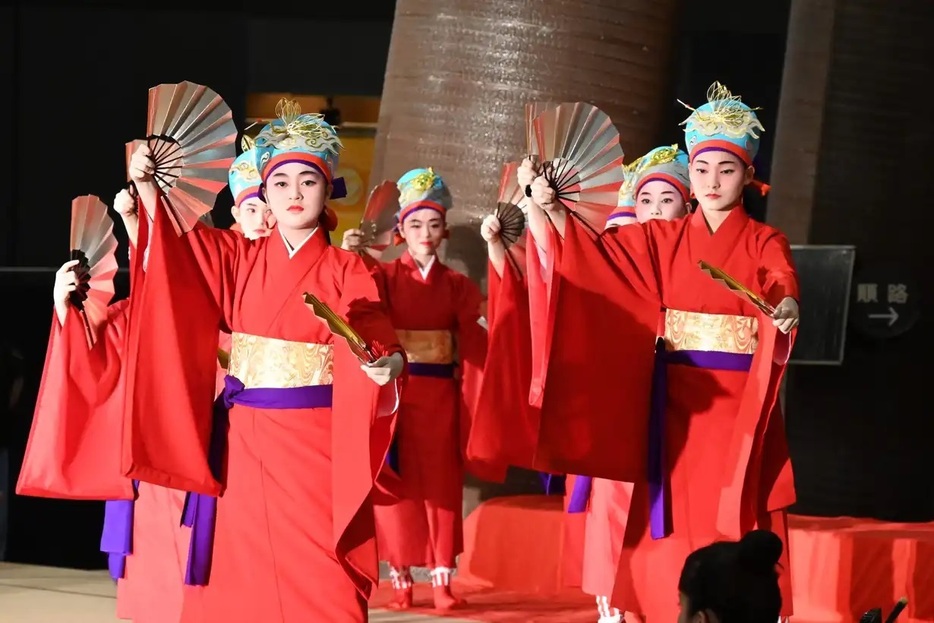 琉球舞踊を披露する子どもたち＝５日、糸満市の沖縄平和祈念堂