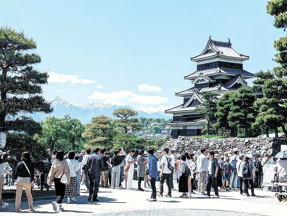 松本城は開門前から入場待ちの列ができ、日中はさらに大盛況だった（3日）