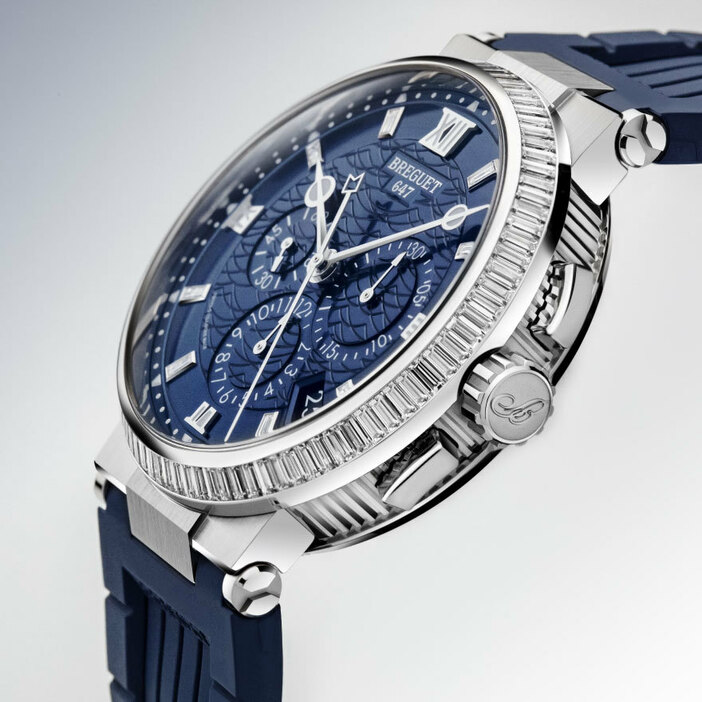 スイスの高級時計ブランド“ブレゲ”は、ブランドの伝統的な特質を継承しながら現代的な装いをまとった“マリーン”コレクションに、ダイヤモンドをあしらった新作モデルを追加した。