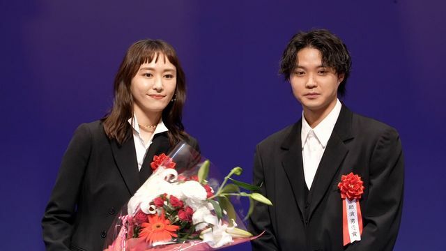 助演女優賞を受賞した新垣結衣さん（左）とプレゼンターを務めた磯村勇斗さん（右）