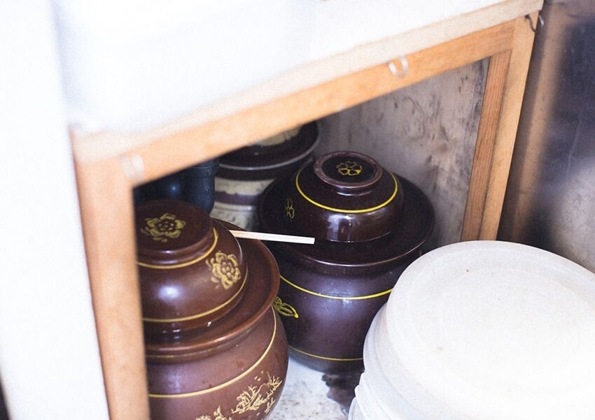 「貴州火鍋」で使われる発酵調味料は自家製のものも。