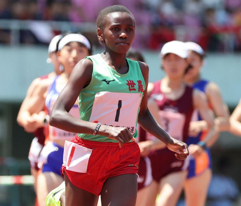 女子3000メートルで優勝した世羅のワングイ（中央）