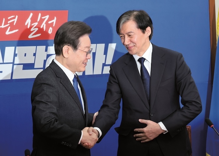 選挙前に会談した李在明（左）と曺国　YONHAP NEWS／AFLO