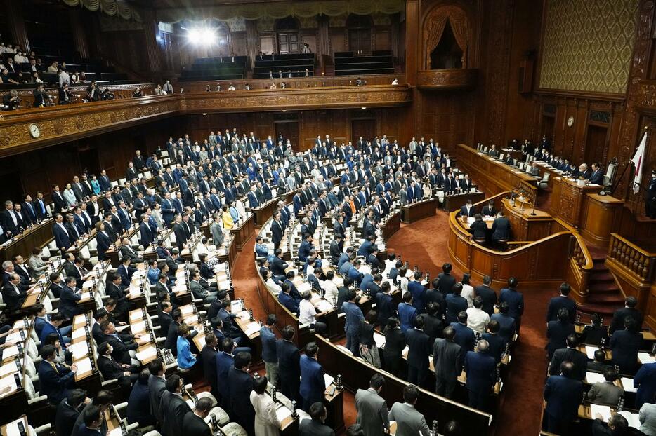 入管難民法と技能実習適正化法の改正案などを可決した衆院本会議＝21日午後