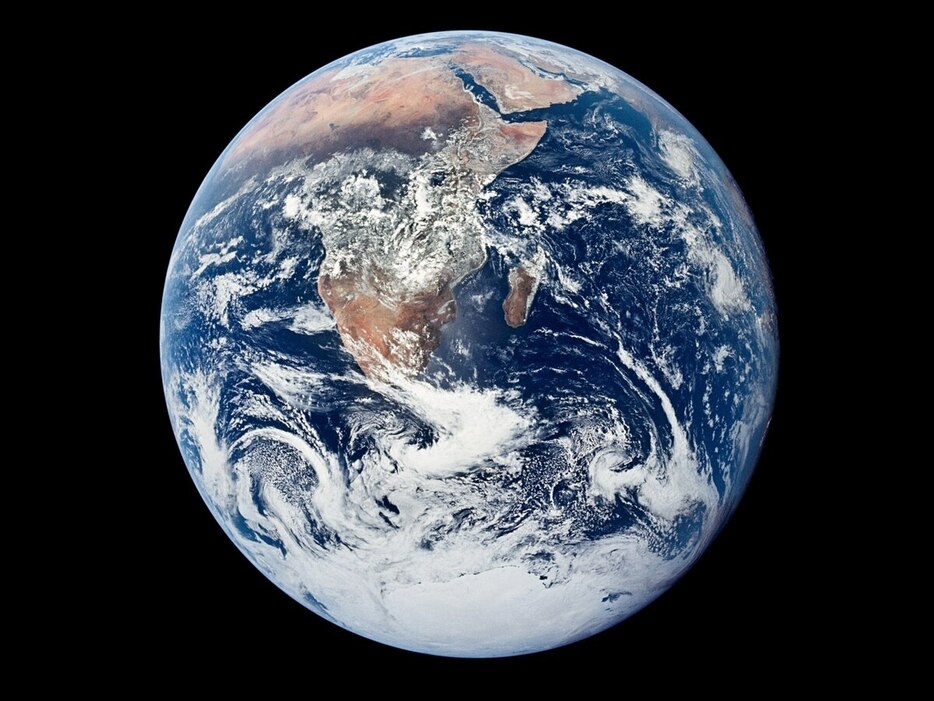 アポロ17号の月探査ミッションで撮影された地球の合成写真。下方に南極大陸が見える。地球科学者で音楽家でもある永井裕人氏は、北極圏と南極大陸の計4カ所の気候データを弦楽四重奏曲で表現した。（PHOTOGRAPH BY NASA）