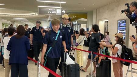 沖縄に戻り、ファンの出迎えを受ける琉球ゴールデンキングスの選手ら＝29日午後、那覇空港