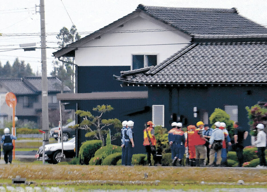 駆除されたクマの現場付近を確認する警察官＝２７日午後４時５０分、砺波市狐島