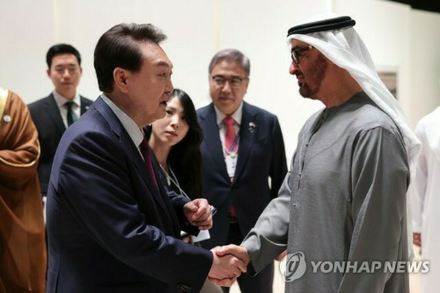 尹大統領は昨年1月、UAEを国賓として訪問した。握手を交わす尹大統領とムハンマド大統領（資料写真）＝（聯合ニュース）