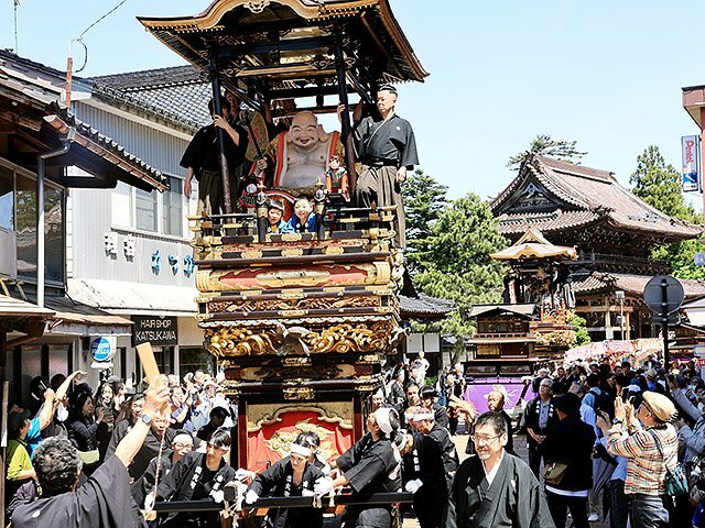 善徳寺の前から巡行を始める曳山＝南砺市城端