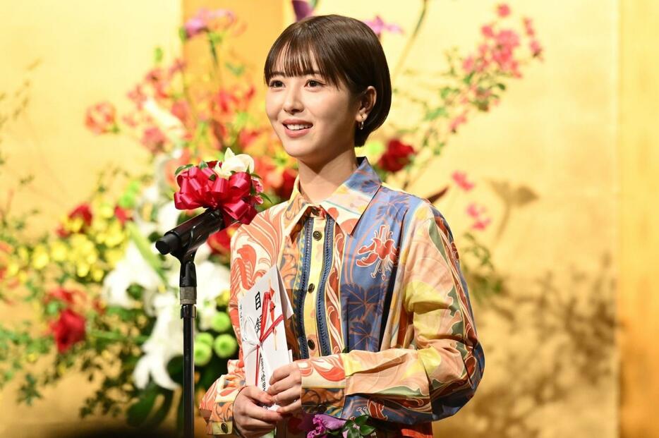 「第32回橋田賞」の授賞式に出席した浜辺美波さん