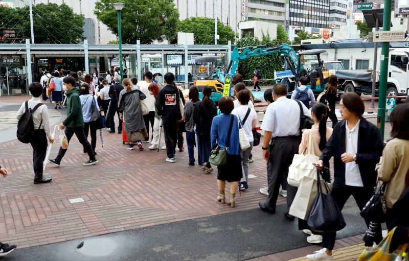 在来線の運転見合わせの影響で長蛇の列ができたJR岡山駅のバス乗り場＝28日午後6時22分
