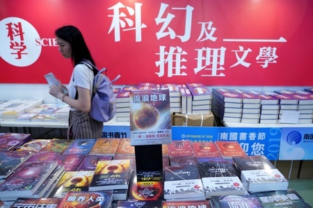 中国にある書店に並べられている「三体」の小説（2019年7月19日撮影、資料写真）。
