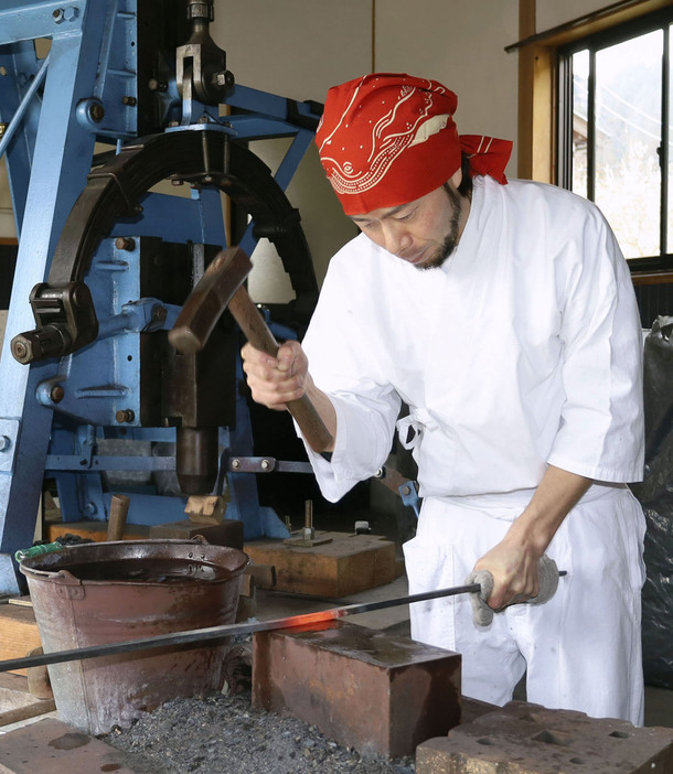 日本刀を作る川瀬祐二郎さん＝3月、福井県鯖江市