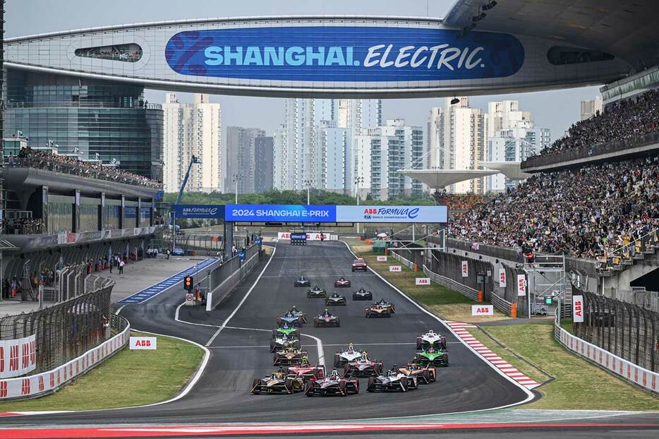 上海インターナショナル・サーキットで開催された2024フォーミュラE上海E-Prix第11戦の決勝スタート