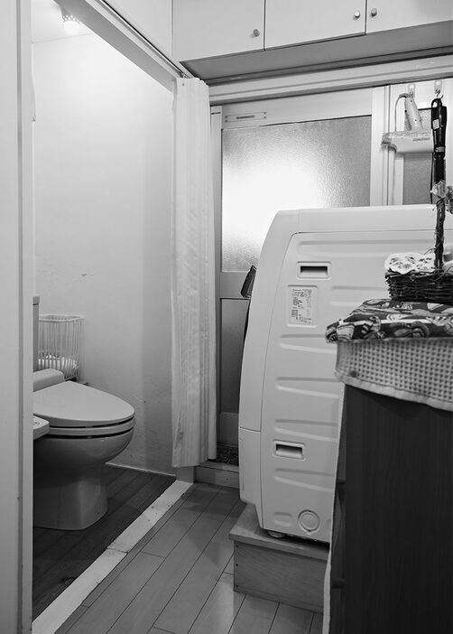 浴室の前には洗濯機、便器の向きを変えたトイレが