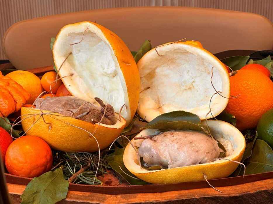 3品目：ラルドコロナータを巻いた鳩詰め、柑橘（ポメロ）の中で蒸し焼き。ポメロの果肉とラルドを添えて。サルミソース　BY SAE HARADA