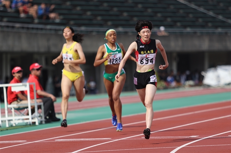 福岡県大会女子400mで圧勝した坂本紗季（福岡大大濠、右）