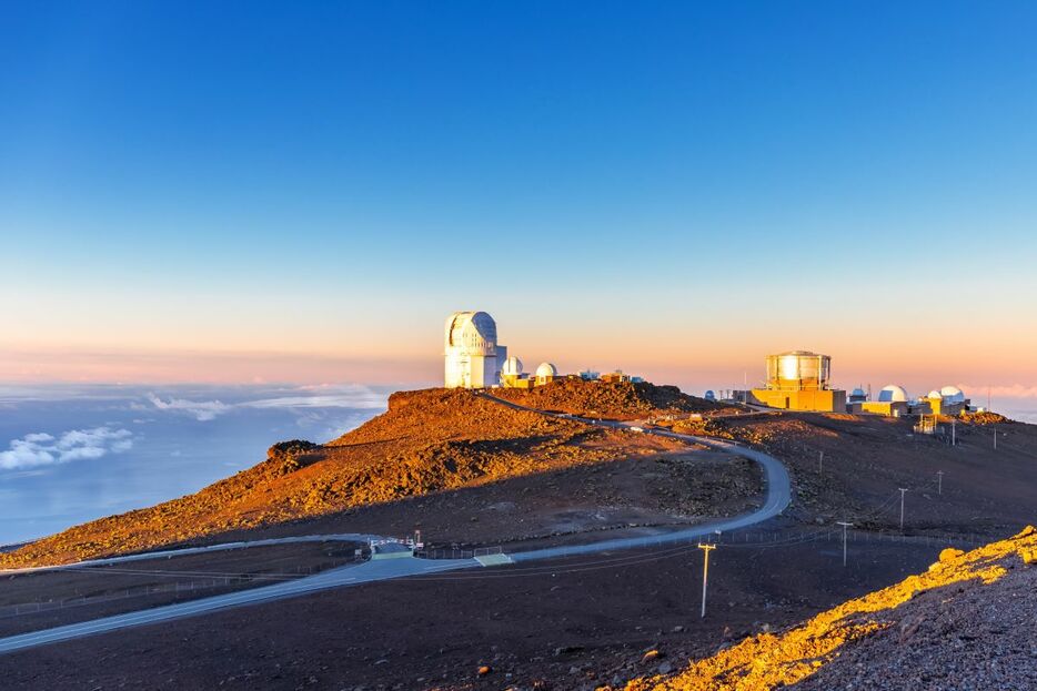 朝日を浴びるハワイ・マウイ島のハレアカラ天文台群（Shutterstock.com）